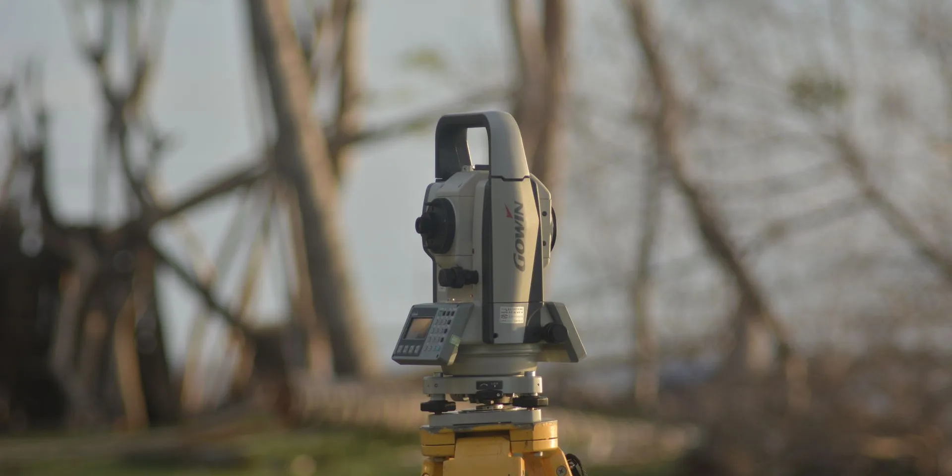 Geodetski instrument na terenu u sumrak